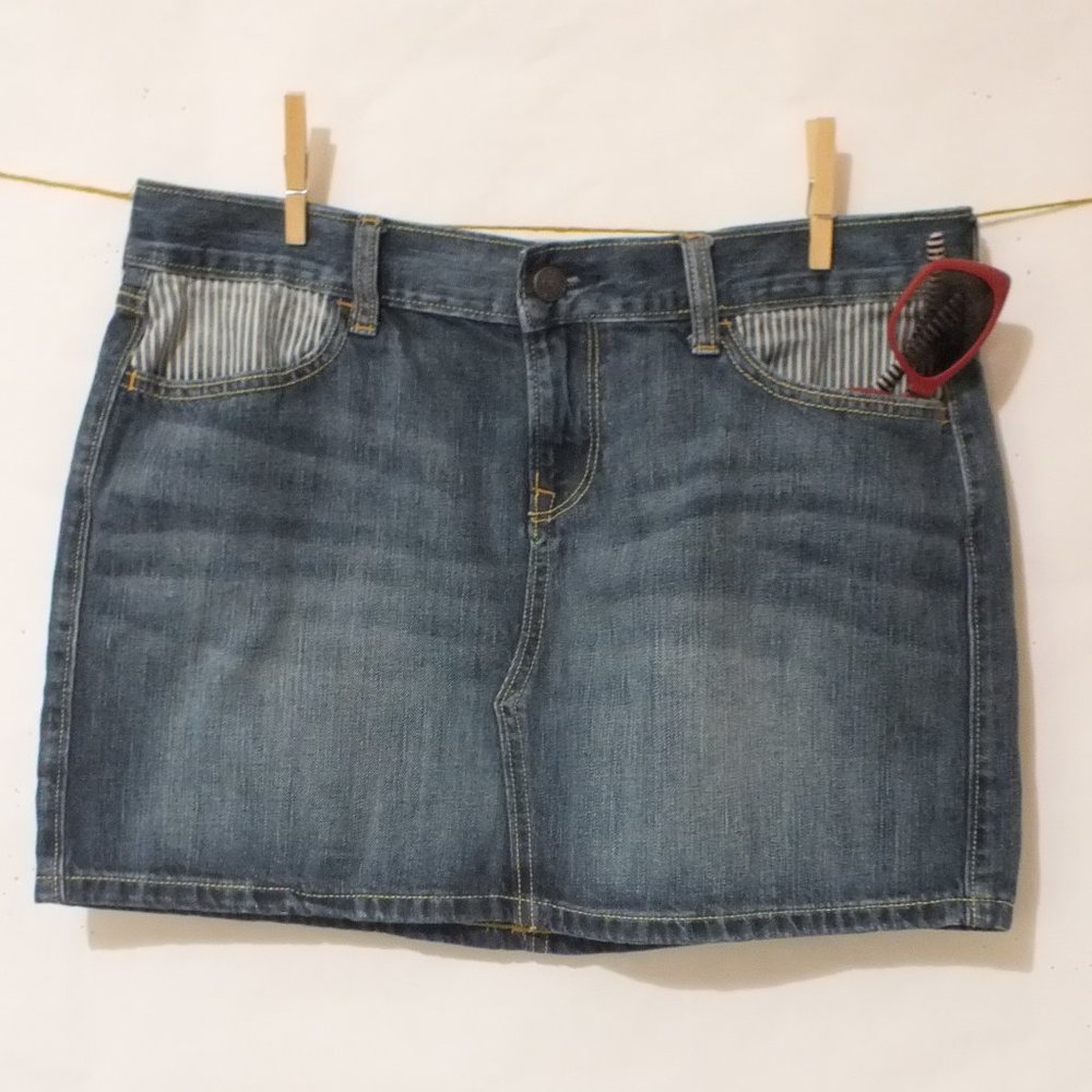 Old Navy Mini Skirt with pockets Size 10